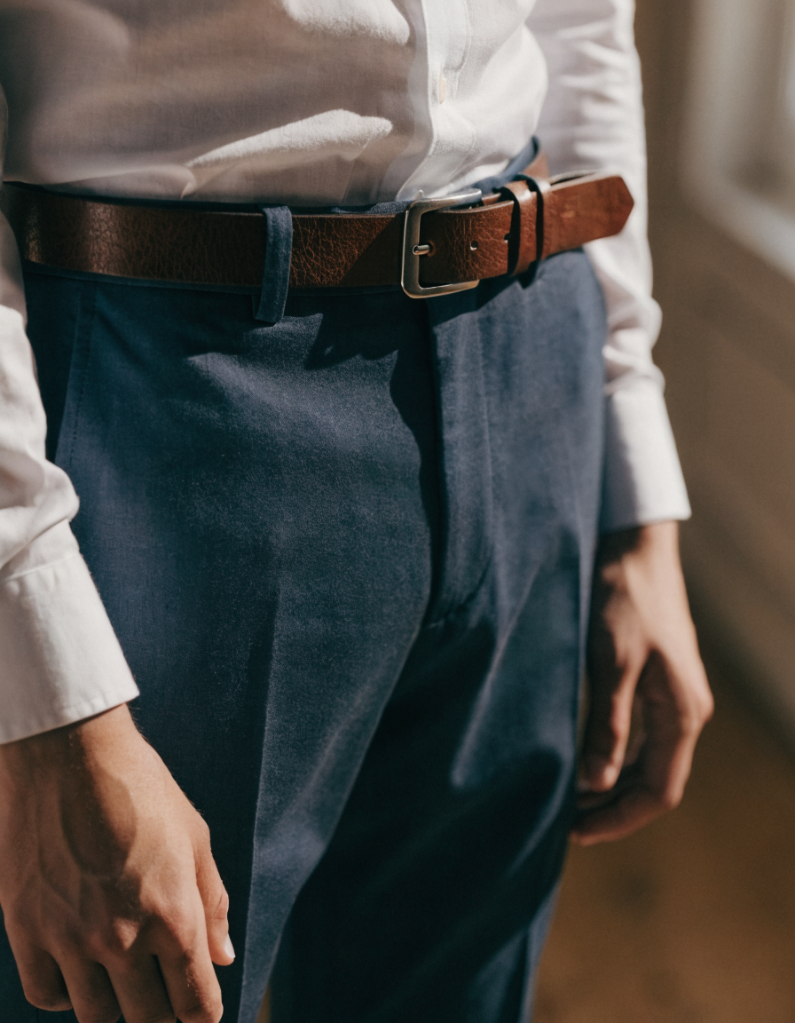 Ceinture en cuir marron portée sur un chino, tenue homme