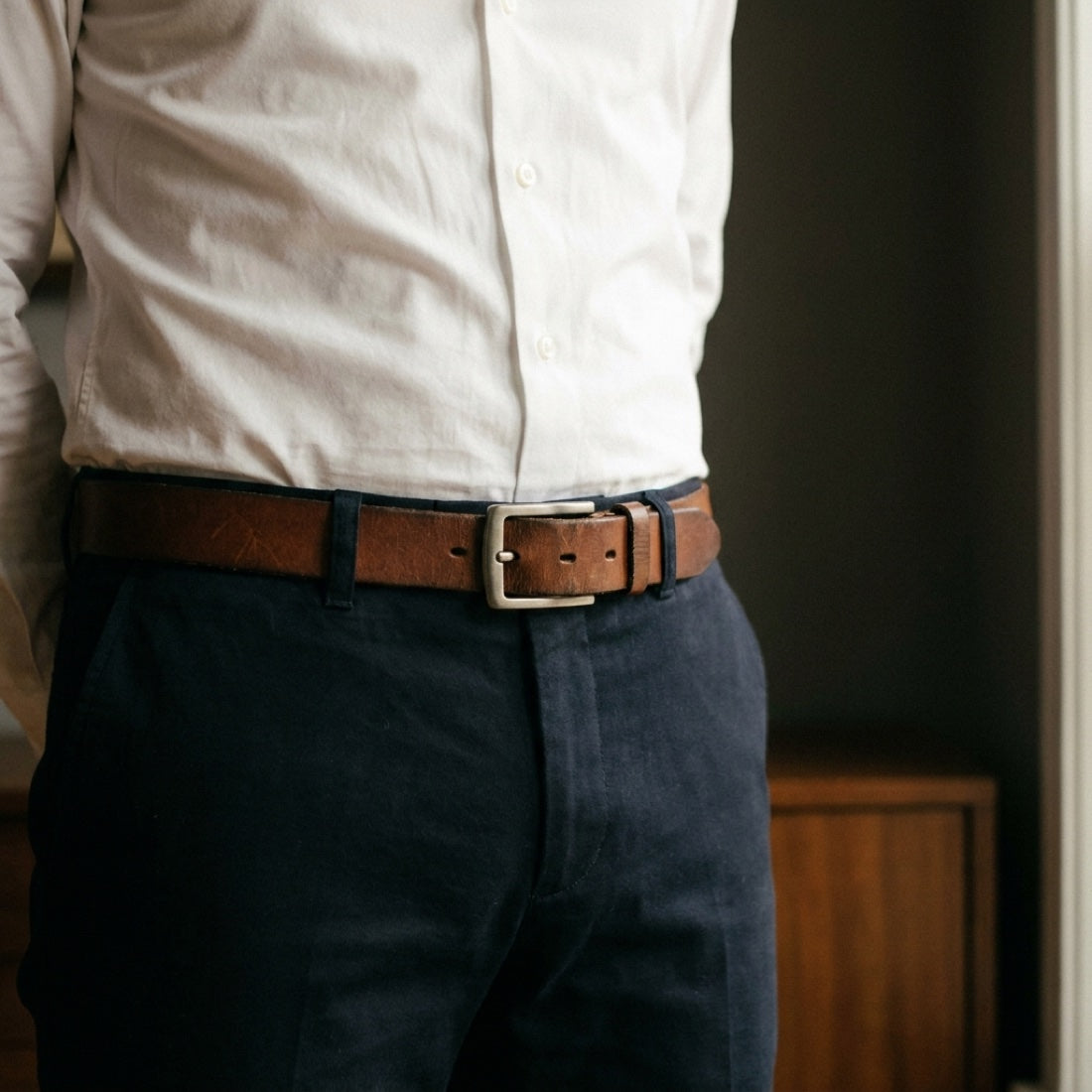 Ceinture en cuir portée à la taille