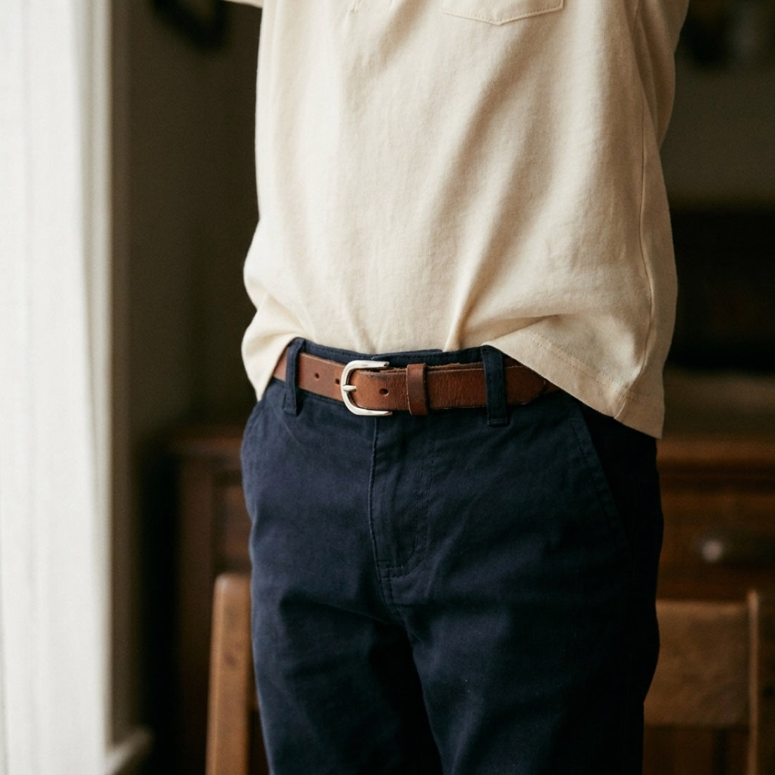 Ceinture en cuir portée à la taille
