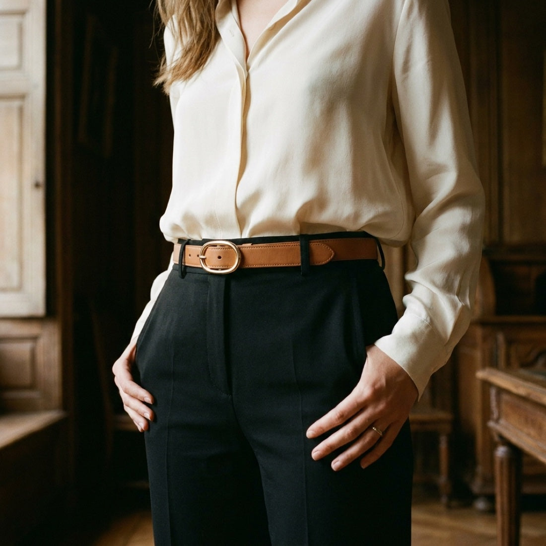 Ceinture en cuir portée à la taille